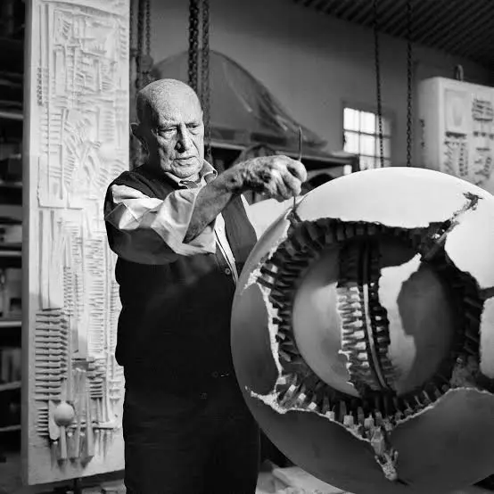 ARNALDO POMODORO SCULTORE DI GIOIELLI