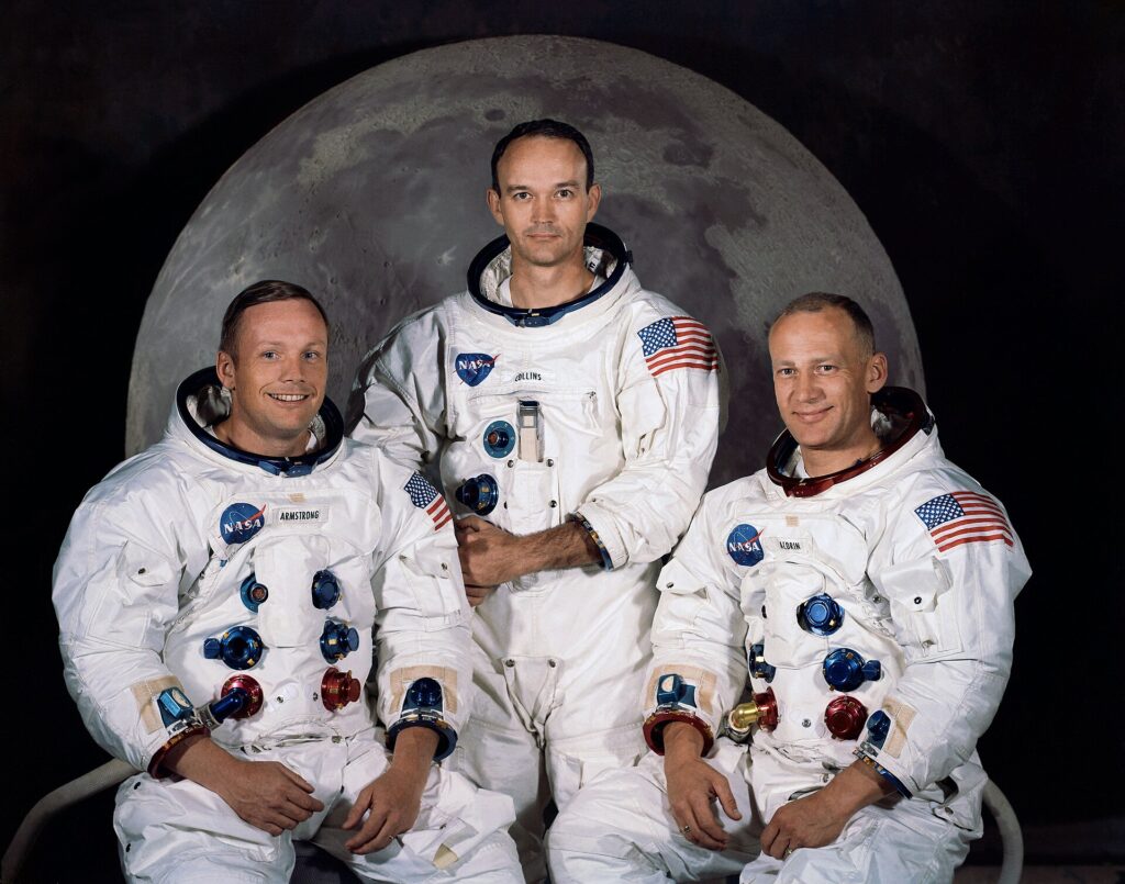 Neil
Armstrong, Michael Collins e Buzz Aldrin in posa con le tute da astronauta per Apollo 11