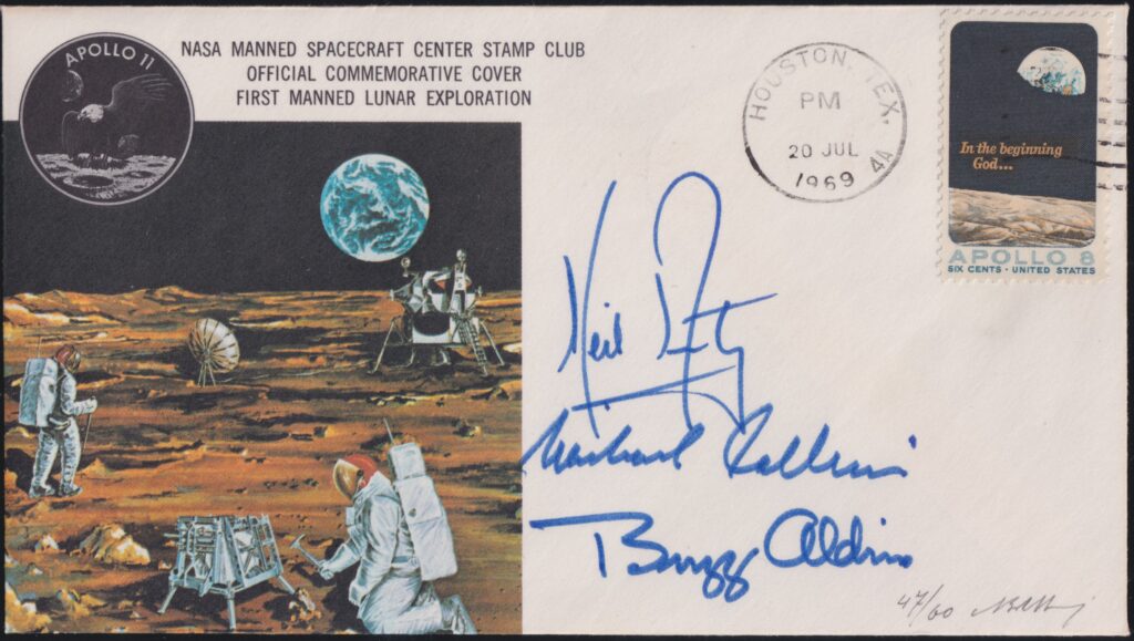 busta speciale con i loghi ufficiali della missione Apollo 11 e affrancate con il francobollo commemorativo da 6 centesimi dell'Apollo 8 con la scritta "In the beginning God..." firmate dagli astronauti, Neil Armstrong, Michael Collins e Buzz Aldrin